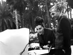 عکس| سفر در زمان؛ «شاه و همسر سوم» در حال شطرنج بازی کردن در اوایل ازدواج؛ سال 1338