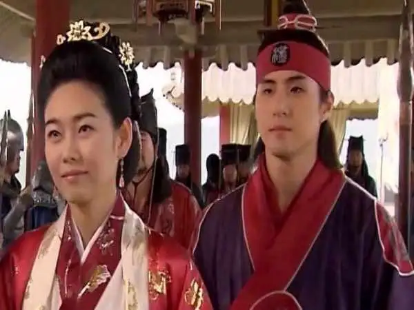 عکس| سفر به تاریخ؛ عکس یادگاری «سولان» و «زیائوچن» در پشت صحنه سریال «جومونگ»