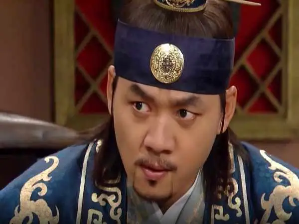 عکس| سفر در زمان؛ «تسو» در حال صدابرداری در پشت صحنه سریال جومونگ؛ سال 1384