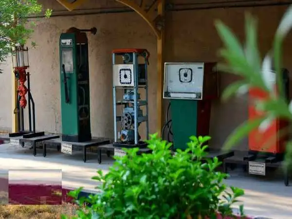 عکس؛ سفر در زمان؛ پمپ بنزینی در آبیک قزوین در سال 1347