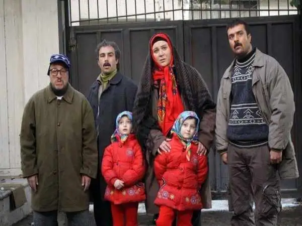 عکس| سفر در زمان؛ «بابا پنجعلی» سریال پایتخت در کنار جمشید هاشم پور؛ سال 1402