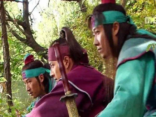 عکس| سفر در زمان؛ پشت صحنه ضبط سکانس «نجات بانو سویا» در سریال جومونگ؛ 20 سال قبل