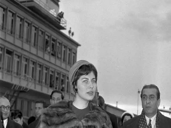 عکس| سفر در زمان؛ «ثریا، ملکه دو رگه ایران» در یک سفر خصوصی در پاریس؛ سال 1334