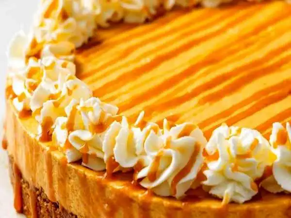 طرز تهیه کیک یخچالی کاراملی؛ دسر جذاب و خوشمزه