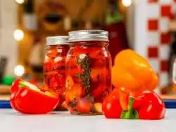 طرز تهیه ترشی فلفل دلمه؛ یک چاشنی خوشمزه و رنگارنگ