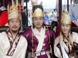 عکس| سفر به تاریخ؛ عکس یادگاری «تسو و سوسانو» در پشت صحنه سریال «جومونگ»