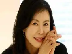 عکس| سفر زمان؛ چهرۀ «بانو یومیول» (سریال جومونگ) در 58 سالگی در پشت صحنه فیلم جدیدش