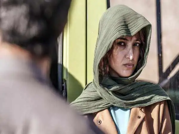 عکس؛ خانم بازیگرِ «علت مرگ: نامعلوم» با ژست بانمکش سوژه عکاسان شد!