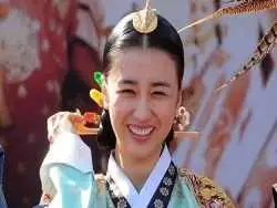 عکس| سفر به تاریخ؛ تیپ و چهرۀ «ملکه اینهیون» (سریال دونگ یی) بعد از 15 سال در 38 سالگی