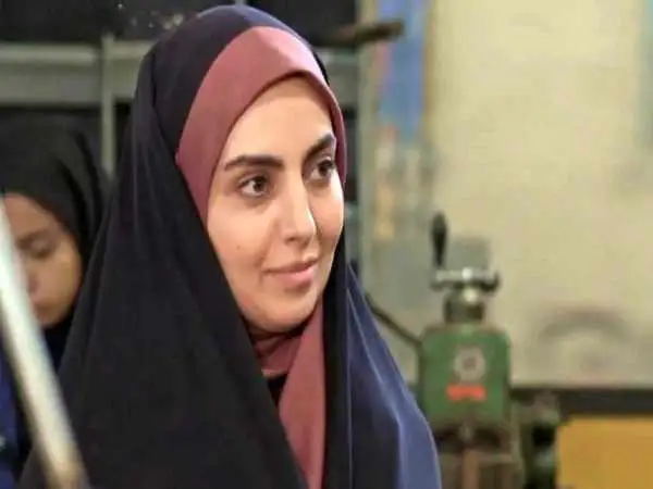 عکس| سفر زمان؛ «مرضیه» (بچه مهندس) در کنار «حمید گودرزی» در پشت صحنه سریال «غریبه»