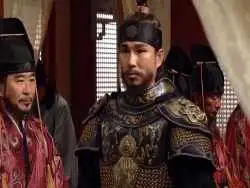 عکس| سفر به تاریخ؛ «فرمانده هوکچی» با «گوش گیر عروسکی صورتی» در پشت صحنه سریال «جومونگ»