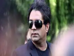 عکس| سفر در زمان؛ «امید جهان» در مراسم تشییع پیکر پدرش؛ سال 1396