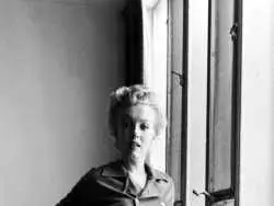 عکس| سفر در زمان؛ «مرلین مونرو» در 15 سالگی و با یک پرنده نوک شاخ؛ سال 1320