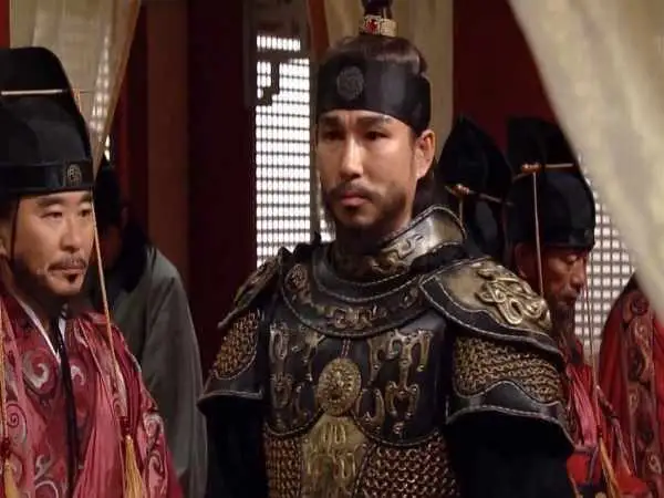 عکس| سفر به تاریخ؛ «فرمانده هوکچی» با «گوش گیر عروسکی صورتی» در پشت صحنه سریال «جومونگ»