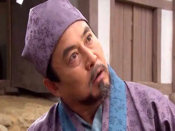 عکس| سفر زمان؛ تیپ و چهرۀ «پدرشوهر سوسانو» در یک مراسم؛ 9 سال بعد از سریال «جومونگ»