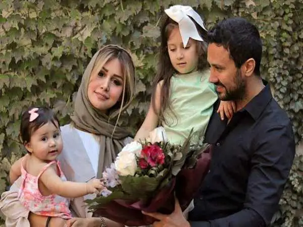 عکس؛ همسر شاهرخ استخری با انتشار عکس خانوادگی: «نذاریم حسرت شه»