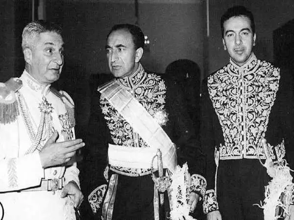 سفر در زمان؛ یادداشت های علم، دوشنبه 27 آذر 1351: سیمون، پادشاه [پیشین] بلغارستان خیلی بدبخت شده؛ با یک آلمانی شریک شده، می خواهد ماهی و خوراکهای لوکس به آلمان صادر کند