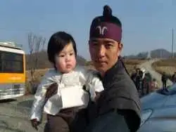 عکس| سفر به تاریخ؛ تیپ و چهرۀ «مدیر سایونگ» در جشن پایان سریال «جومونگ»