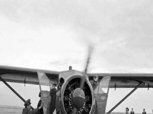 عکس؛ سفر در زمان؛ محمدرضا پهلوی در حال پرواز با یک هواپیمای ملخی سال 38