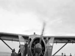 عکس؛ سفر در زمان؛ محمدرضا پهلوی در حال پرواز با یک هواپیمای ملخی سال 38