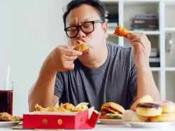 5 الگوی پرخوری و راه های مدیریت آن؛ از پرخوری لذت محور تا ریزه خواری ناشی از استرس