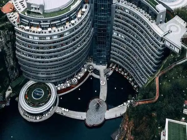 تصاویر| آسمان خراش معکوس؛ جذابیت های معماری یکی از خاص ترین هتل های جهان