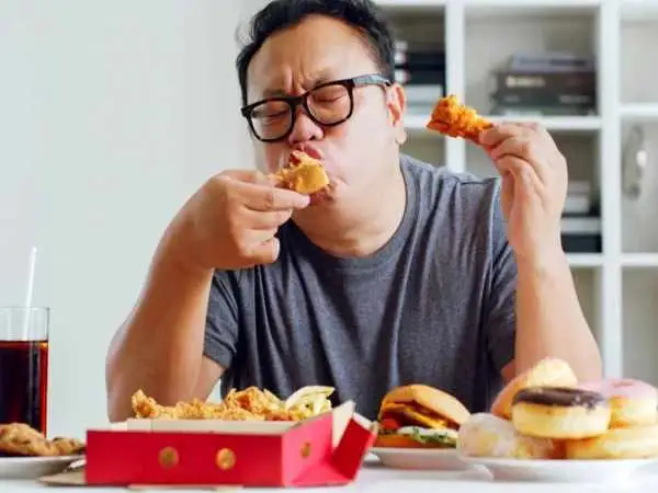 5 الگوی پرخوری و راه های مدیریت آن؛ از پرخوری لذت محور تا ریزه خواری ناشی از استرس