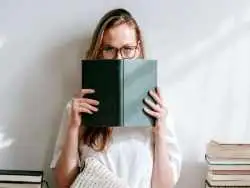 9 عادت  افراد باهوش که به اشتباه تنبلی کردن برداشت می شوند