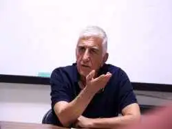 رضا کیانیان: با بازیگری بر خجالتی بودنم غلبه کردم؛ آدم ها همه خاکستری هستند