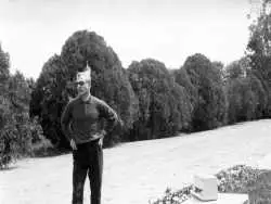 عکس| سفر در تاریخ؛ «محمدرضا پهلوی» در حال قدم زدن با همسر سوم اش؛ اواخر دهه 30