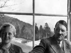 عکس| سفر در زمان؛ «هیتلر» و معشوقه اش در حال بازی با دو سگ خانگی؛ سال 1320