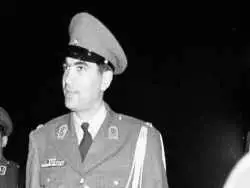 عکس| سفر در زمان؛ «غلامرضا پهلوی و همسر دوم اش» در ساختمان سنا؛ دهه 50