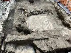 «موزاییک روم باستان» و «اسکلت قرون وسطایی» از زیر سنگفرش خیابان بیرون آمدند