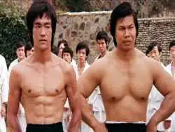 عکس؛ از «اژدها وارد می شود» تا «مبارزه خونین»؛ هشتادسالگی یکی از کاریزماتیک ترین چهره های منفی در تاریخ سینمای اکشن