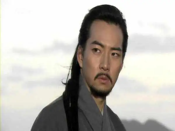 عکس| سفر در زمان؛ «یوم جانگ» در حال اسب سواری در پشت صحنه سریال امپراتور دریا؛ سال 1383