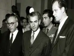 عکس| سفر در زمان؛ «محمدرضا پهلوی» در یک کنفرانس مطبوعاتی در روز ازدواج سوم اش؛ سال 1338