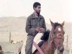 عکس| سفر به تاریخ؛ «سردار سلیمانی» در مقابل قلعه حلب سوریه؛ دهه 90