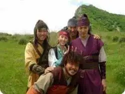 عکس| سفر به تاریخ؛ گفتگوی «اویی، ماری و هیوبو» زیر چتر در پشت صحنه سریال «جومونگ»