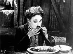 عکس؛ سفر در زمان؛ چارلی چاپلین: ما سخت گرسنه بودیم؛ برای همین مادرم اجاق نفتی کهنه مان را در برابر نیم پنی فروخت