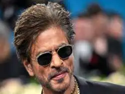 عکس؛ سفر در زمان؛ شاهرخ خان در پشت صحنه فیلم آشوکا؛ 1379