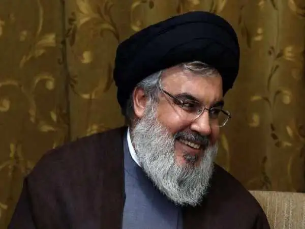 عکس| سفر در زمان؛ «سیدحسن نصرالله» در حال سان دیدن از نیروهای حزب الله؛ دهه 60