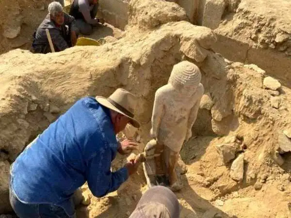کشف مجسمۀ استثنایی «مِسی و خانواده اش» در گورستان مصر باستان