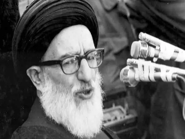 عکس؛ سفر در زمان؛ «آیت الله طالقانی» در مقابل خانه اش در طالقان؛ سال 1322