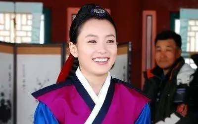 عکس| سفر به تاریخ؛ عکس یادگاری دختران اصفهانی با «دونگ یی کاغذی»؛ اسفند سال 1395