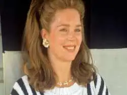 عکس| سفر در تاریخ؛ «ملک حسین، پادشاه اردن و همسر چهارمش» در کنار یک شتر؛ سال 1356