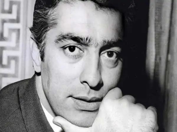 عکس| سفر به تاریخ؛ «فردین» در حال دویدن کنار دریای خزر؛ سال 1350