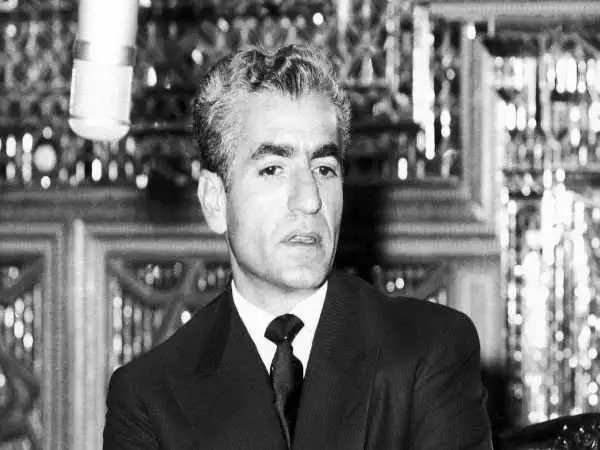 عکس| سفر در زمان؛ «محمدرضا پهلوی» در کنار همسر سوم و مادرش؛ سال 1338