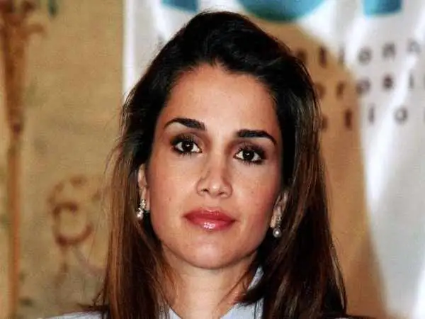 عکس| سفر در زمان؛ «رانیا، ملکه اردن» در حال قدم زدن با همسرش در پاریس؛ سال 1380