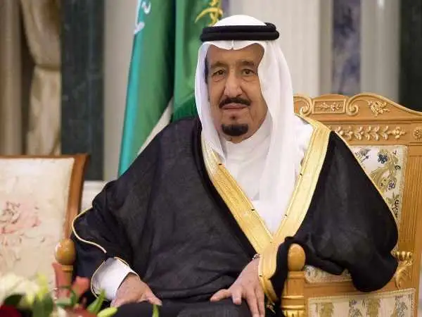 عکس؛ سفر در زمان؛ «ملک سلمان، پادشاه عربستان» در حال رقص شمشیر؛ سال 1381