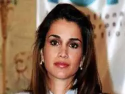 عکس| سفر در زمان؛ «رانیا، ملکه اردن» در حال قدم زدن با همسرش در پاریس؛ سال 1380